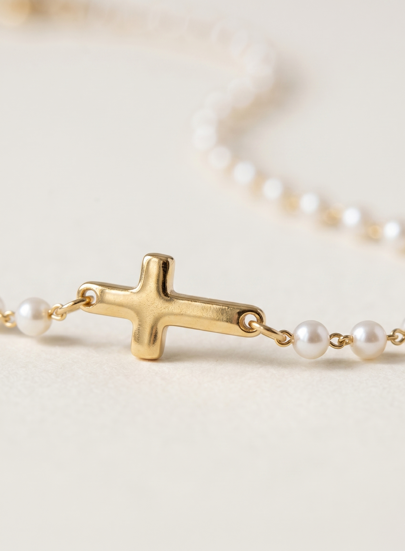 Colar com Cruz e Pérolas