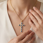 Colar Elegante com Cruz de Zircónias